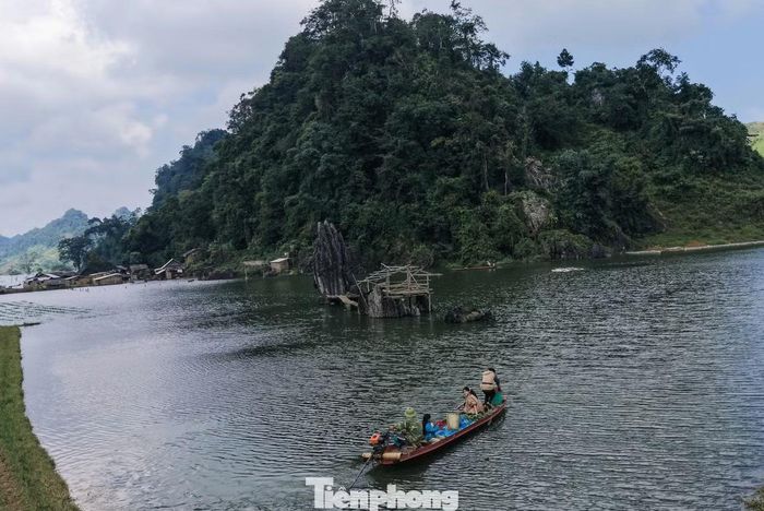 Hiện tượng ngập nước này mang tính chất theo mùa, thường kéo dài từ khoảng tháng 8 đến tháng 11. Mưa nhiều nước dâng tạo nên cảnh quan đặc biệt, thu hút sự tò mò của du khách.