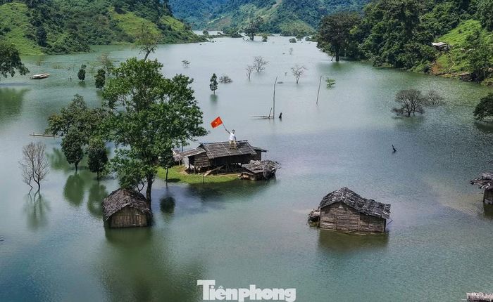 Nơi đây từng là thung lũng rộng khoảng 300 ha, được người dân địa phương sử dụng để trồng lúa, ngô. Mỗi mùa mưa, nước từ các khu vực xung quanh dồn về khiến vùng đất thấp ngập rộng, hình thành những hồ nước uốn lượn giữa các dãy núi. Những khoảng mặt nước xen giữa núi đồi tạo nên cảnh sắc nên thơ, khác lạ. Từ cảnh đẹp độc đáo, nên người dân địa phương gọi khu vực này là “vịnh Tà Phình”.
