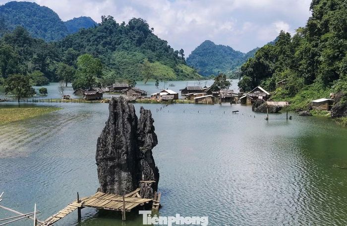 Sự thay đổi của cảnh quan cũng mở ra cơ hội làm du lịch cho người dân. Một số hộ đã tận dụng những lán trại cũ, nhà canh tác và đầu tư thuyền bè để đưa khách tham quan khu vực ngập nước. Những chuyến thuyền nhỏ đưa du khách len giữa các vùng nước, ngắm cảnh bản làng và núi đồi từ một góc nhìn khác.