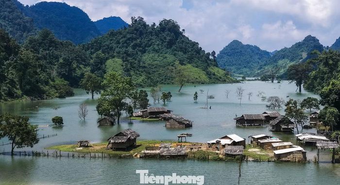 Ông Hà Quang Thành - Chủ tịch UBND xã Tân Yên - cho biết, có điểm du lịch với những làng đá dựng độc đáo. Còn khu vực được người dân gọi "vịnh Tà Phình" vốn là vùng đất bằng, trũng, về mùa khô người dân sử dụng để sản xuất nông nghiệp, nhưng khi mùa mưa về, nước dâng, thêm một sản phẩm du lịch du ngoạn hồ nước đẹp giữa núi rừng.
