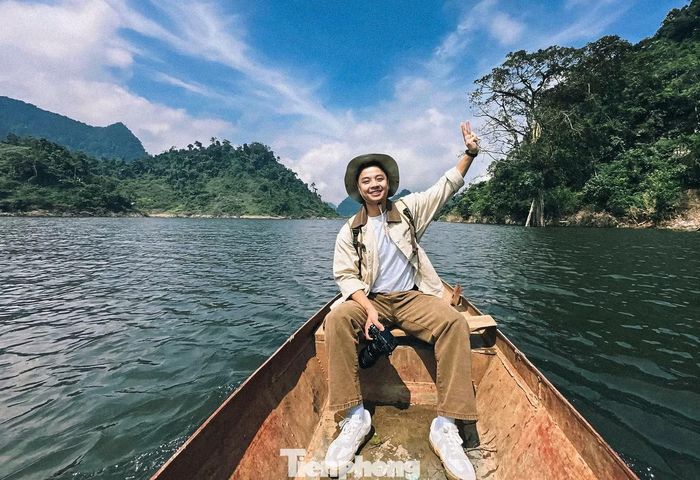 Bạn Nguyễn Anh Tuấn - đến từ TP. Huế - chia sẻ: “Đến "vịnh Tà Phình" tôi được chiêm ngưỡng một nét đẹp riêng giữa núi rừng Tây Bắc. Khung cảnh nơi đây mộc mạc, rất nên thơ. Tôi sẽ kể cho bạn bè về Tà Phình và giới thiệu mọi người khi có dịp lên Tây Bắc vào mùa thu nên ghé qua nơi này”.