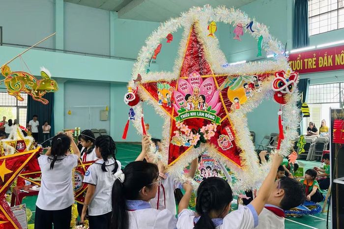 Các hoạt động nhằm chăm lo, động viên thiếu nhi có hoàn cảnh khó khăn, giúp các em có thêm niềm vui trong dịp Tết Trung thu. Qua đó, đoàn viên thanh niên phát huy tinh thần tình nguyện và trách nhiệm với cộng đồng.