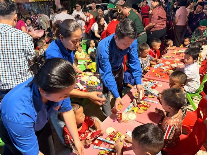  Tại xã Lùng Tám, Ban Chấp hành Đoàn xã huy động đoàn viên, thanh niên xã hội hóa, trao 10 suất quà cho học sinh có hoàn cảnh khó khăn, trẻ em mồ côi và 3 hộp quà cho 3 trường gồm Trường Mầm non Lùng Tám, Trường PTDT Bán trú TH&THCS Thái An và Trường PTDTBT TH&THCS Lùng Tám. Tổng giá trị các phần quà là 3,5 triệu đồng. 