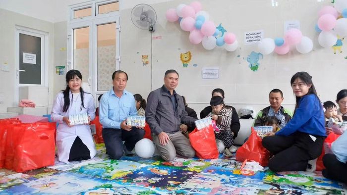 Đoàn viên chi đoàn đến thăm, tặng quà cho thiếu nhi tại các Trung tâm Hỗ trợ và Phát triển giáo dục hòa nhập, Khoa Nhi Bệnh viện Phục hồi chức năng và Hội Người mù tỉnh Lâm Đồng.