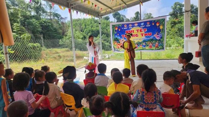  Tại thôn Khau Làng, xã Kiến Thiết, hơn 100 thiếu nhi lần đầu được tham gia một đêm hội Trung thu với đầy đủ phần lễ, phần hội, rước đèn, phá cỗ và nhận quà. Ban Tổ chức trao tổng cộng 290 suất quà cho người dân và trẻ em; 89 hộ dân cùng 120 cháu nhỏ trong thôn đều nhận được quà. Chương trình Tết Trung thu tại thôn Khau Làng có tổng giá trị hơn 70 triệu đồng. Dịp này, Đoàn Xã Kiến Thiết cũng khánh thành công trình thanh niên “Đường điện thắp sáng làng quê” trị giá hơn 20 triệu đồng, góp phần cải thiện điều kiện sinh hoạt của người dân tại thôn vùng khó. 