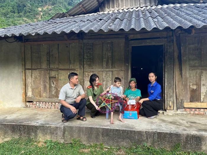 Tại xã Tân Quang, Ban Chấp hành Đoàn Xã tổ chức thăm hỏi, tặng quà và động viên các em thiếu nhi có hoàn cảnh đặc biệt khó khăn. Dịp này, Đoàn xã trao 20 suất quà, tổng trị giá 6 triệu đồng. Mỗi phần quà là sự sẻ chia, động viên các em tiếp tục học tập và vươn lên trong cuộc sống.