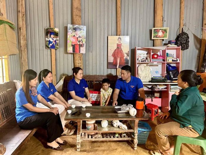  Đoàn Xã Trung Sơn thăm hỏi, trao quà Trung thu cho những em nhỏ có hoàn cảnh khó khăn, nỗ lực vươn lên trong học tập. Hoạt động không chỉ mang đến những phần quà mà còn là sự động viên, đồng hành của tuổi trẻ địa phương, giúp các em có thêm niềm vui và động lực trong mùa Trung thu﻿ năm 2026. 