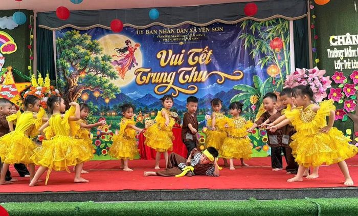 Chiều 23/9, Đoàn Xã Yên Sơn phối hợp với Chi đoàn Thanh niên Sở Nội vụ và Chi đoàn Thanh niên Sở Khoa học và Công nghệ tổ chức chương trình vui Tết Trung thu tại phân hiệu Mầm non Chân Sơn, trao 26 suất quà cho các em có hoàn cảnh khó khăn đang học tại đây.