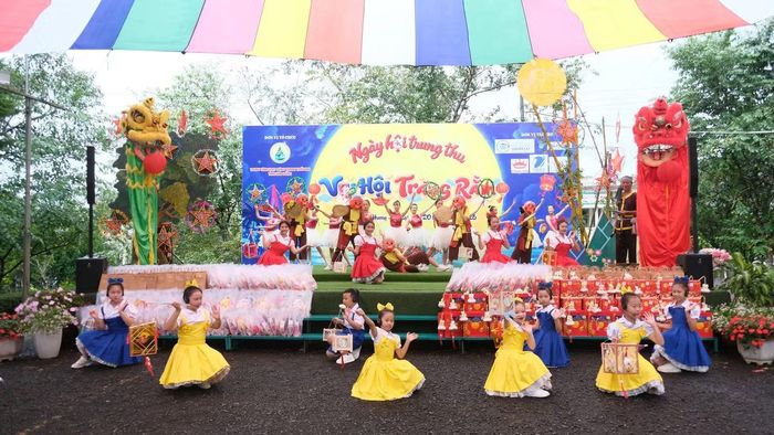  Ngày 24/9, Chi đoàn Trung tâm Hoạt động Thanh thiếu nhi tỉnh Lâm Đồng cho biết, từ ngày 19 đến 25/9, đơn vị tổ chức chuỗi hoạt động chăm lo Trung thu cho thiếu nhi có hoàn cảnh khó khăn﻿ tại khu vực Gia Nghĩa, Phú Thủy và Đà Lạt. 