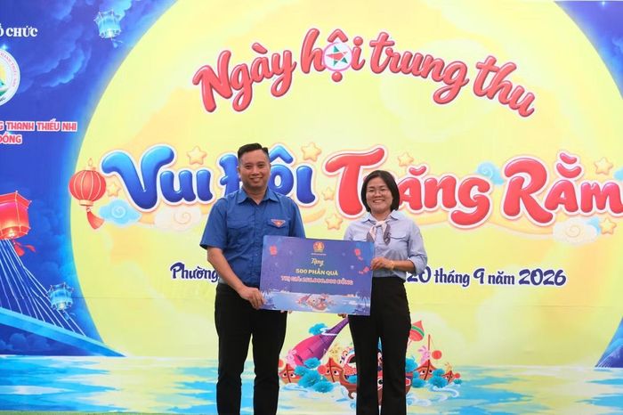 Tại chương trình ở phường Xuân Hương - Đà Lạt, Hội đồng đội Trung ương đã trao bảng tượng trưng 500 phần quà, trị giá 168 triệu đồng cho thiếu nhi khó khăn ở Lâm Đồng.