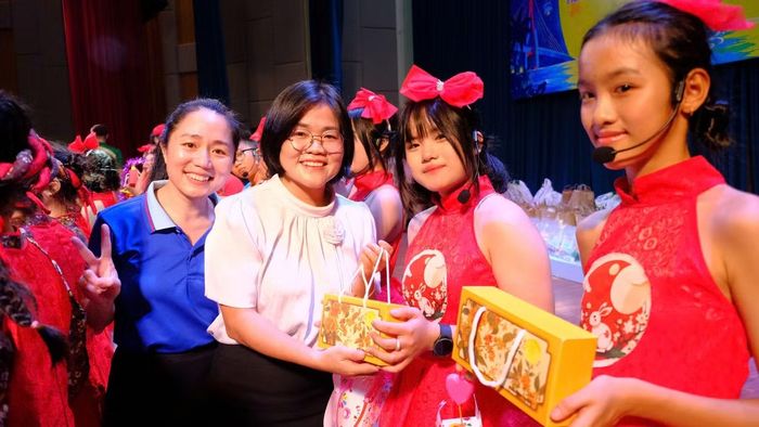Chi đoàn phối hợp trao 100 phần quà Trung thu, mỗi phần trị giá 300.000 đồng; tổ chức các gian hàng trò chơi dân gian và hỗ trợ 300 chiếc lồng đèn cho chương trình Trung thu tại phường Phú Thủy.