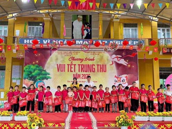 Chiều 24/9, tại Trường Tiểu học và THCS Tân An, Đoàn Xã Tân An phối hợp với Ủy ban MTTQ Việt Nam xã và các tổ chức chính trị - xã hội tổ chức chương trình “Vui Tết Trung thu” năm 2026. Ban Tổ chức trao 12 suất quà, mỗi suất trị giá 500.000 đồng và 100 suất quà Trung thu cho học sinh có hoàn cảnh đặc biệt khó khăn, có tinh thần vượt khó, vươn lên trong học tập. Tổng kinh phí vận động cho chương trình là 26,4 triệu đồng, với sự đồng hành của các cơ quan, đơn vị, nhà tài trợ và nhà hảo tâm