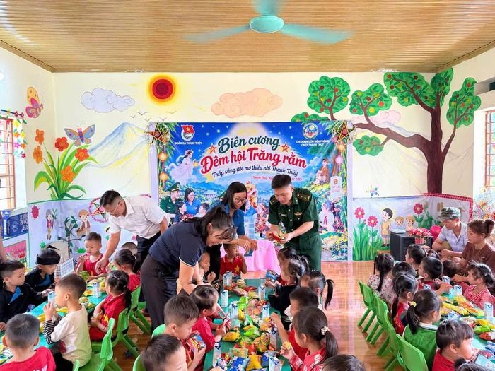  Tại điểm trường Nà Màu, xã Thanh Thuỷ, Đoàn Xã Thanh Thuỷ phối hợp với Chi đoàn Đồn Biên phòng Cửa khẩu Quốc tế Thanh Thuỷ tổ chức chương trình “Biên cương đêm hội trăng rằm – Thắp sáng ước mơ thiếu nhi Thanh Thuỷ” ngày 23/9. Các em được tham gia văn nghệ, trò chơi và phá cỗ trong không khí Trung thu vui tươi, ấm áp. Sự đồng hành của đoàn viên thanh niên, thầy cô giáo và cán bộ, chiến sĩ Đồn Biên phòng Cửa khẩu Quốc tế Thanh Thuỷ góp phần mang đến cho thiếu nhi tại điểm trường Nà Màu một mùa Trung thu nhiều niềm vui. Hoạt động cũng thể hiện sự phối hợp trong chăm lo, bảo vệ và đồng hành cùng trẻ em ở địa bàn biên giới. 