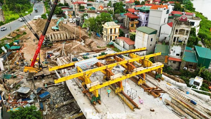 Những ngày cuối tháng 9, trên công trường, các đơn vị thi công đang tập trung nhân lực, máy móc để hoàn thiện các hạng mục cuối cùng của nhịp chính vượt sông, cơ bản hoàn thành giai đoạn hợp long. Hiện tại nhà thầu cho biết, tiến độ hoàn thành toàn bộ công trình vẫn phụ thuộc vào mặt bằng thi công cầu dẫn.
