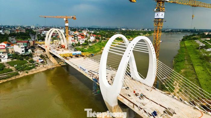 Sau gần 3 năm thi công, ngày 20/9 vừa qua, cầu Đuống đã chính thức hợp long. Phần cầu chính đã đạt hơn 97% khối lượng, các nhà thầu đang tập trung nhân lực, thiết bị thi công hướng tới mục tiêu thông xe vào cuối năm nay.