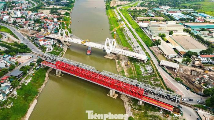 Công trình xây dựng cách cầu Đuống hiện hữu khoảng 100m về hạ lưu sông được kỳ vọng sẽ thay thế cây cầu cũ hơn 120 năm tuổi. Khi hoàn thiện, cầu Đuống mới không chỉ góp phần hoàn thiện hạ tầng giao thông mà còn tạo thêm dư địa phát triển đô thị khu vực phía Đông Hà Nội.