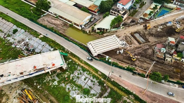 Hiện công trường đang bước vào giai đoạn hoàn thiện, các nhà thầu tăng tốc thi công những hạng mục còn lại, hướng tới mục tiêu thông xe vào cuối năm.