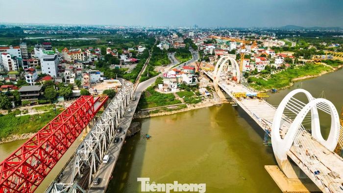 Với tổng mức đầu tư khoảng 1.850 tỷ đồng, dự án gồm cầu đường sắt dài khoảng 1.000m và cầu đường bộ dài khoảng 700m. Điểm nhấn kiến trúc của công trình là phương án kết hợp kết cấu cầu vòm thép dây văng hiện đại, vừa đảm bảo yêu cầu kỹ thuật, vừa tạo điểm nhấn cảnh quan trên sông Đuống.