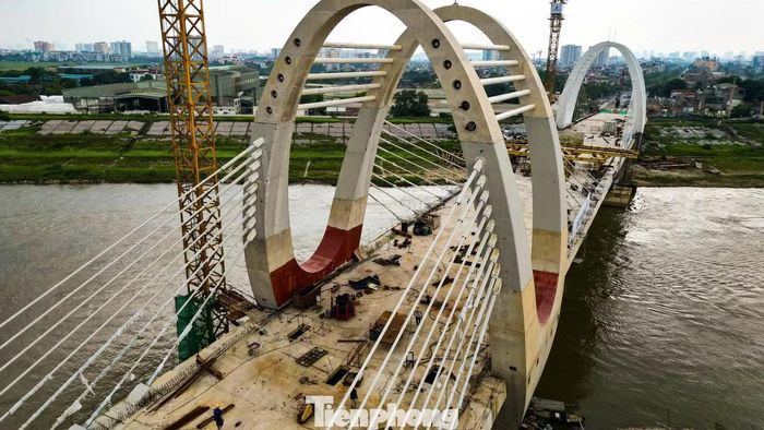 Sau hợp long, các hạng mục hoàn thiện như lan can, bê tông nhựa mặt cầu… sẽ tiếp tục được nhà thầu tăng tốc triển khai.