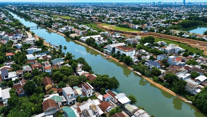 Kè kết hợp đường đi bộ ven sông An Hòa, thuộc hai phường Phú Xuân, Hóa Châu.
