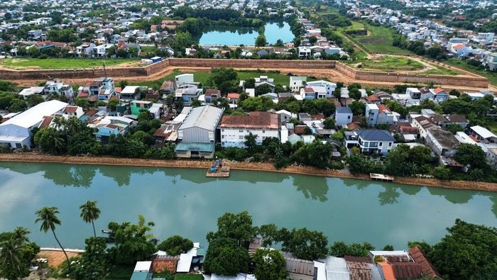 Công trình nằm cạnh Kinh thành Huế, góp phần chỉnh trang đô thị, cải thiện môi trường, nâng cao năng lực thoát lũ và hạn chế sạt lở bờ sông.