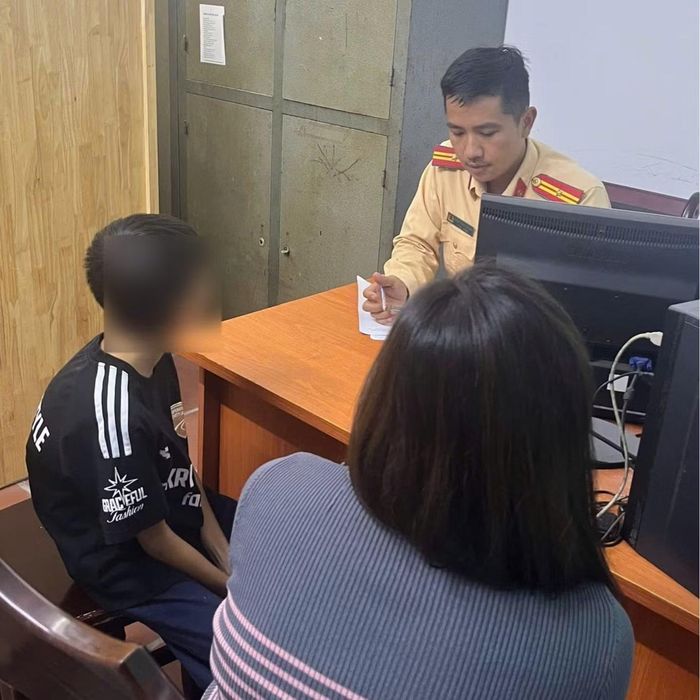 CSGT làm việc với học sinh và gia đình.