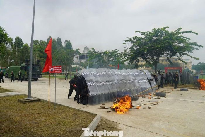 Lực lượng Cảnh sát cơ động đồng loạt cơ động, triển khai phương án bảo vệ mục tiêu.