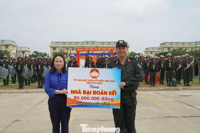 Cũng trong dịp này, Trung đoàn Cảnh sát cơ động số 9 tổ chức trao kinh phí hỗ trợ xây dựng nhà Nghĩa tình đồng đội cho cán bộ, chiến sĩ có hoàn cảnh khó khăn về nhà ở. Tại chương trình, bà Nguyễn Thị Thu Trinh trao 80 triệu đồng hỗ trợ xây dựng nhà Nghĩa tình đồng đội cho cán bộ, chiến sĩ Trung đoàn.