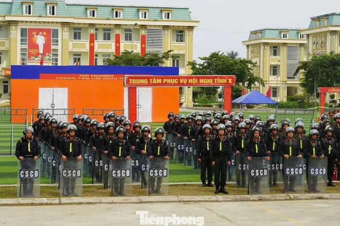 Ngày 26/9, tại Tiểu đoàn 1, Trung đoàn Cảnh sát cơ động số 9 (đóng tại xã Mỹ An, tỉnh Tây Ninh), hơn 400 cán bộ, chiến sĩ tham gia diễn tập phương án cấp Trung đoàn năm 2026 về chống tập trung đông người gây rối an ninh, trật tự và bạo loạn.