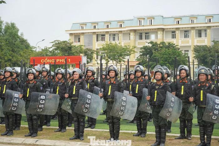 Hơn 400 cán bộ, chiến sĩ tham gia diễn tập.