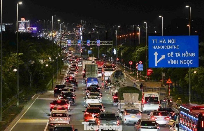 CSGT khuyến cáo người dân đi đúng làn đường, tuân thủ tốc độ và giữ khoảng cách an toàn khi qua cầu Nhật Tân.