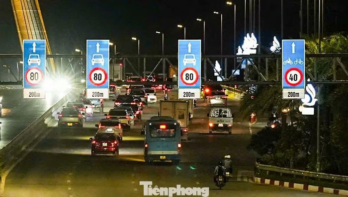 Cùng với điều chỉnh tốc độ, hệ thống vạch và biển báo khoảng cách an toàn được bổ sung trên các làn ô tô. Người điều khiển phương tiện được yêu cầu chấp hành biển báo, vạch sơn và duy trì khoảng cách an toàn.