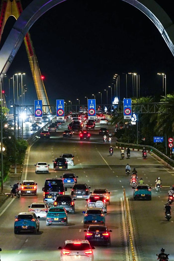 Hình ảnh ghi nhận trên cầu Nhật Tân lúc 15h và 20h ngày 26/9 cho thấy mật độ phương tiện luôn ở mức cao, nhiều đoạn ô tô nối thành hàng dài.