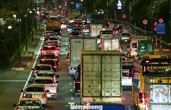 Tình trạng ùn tắc kéo dài đến tối 26/9. Hàng dài ô tô ken kín các làn đường Võ Chí Công hướng lên cầu Nhật Tân.
