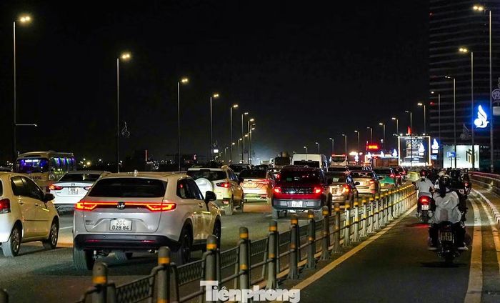Theo tài xế công nghệ Văn Nam, việc giữ khoảng cách sẽ thuận lợi hơn nếu các phương tiện duy trì tốc độ ổn định. Khi xe chạy quá sát nhau, tài xế khó xử lý nếu phía trước xuất hiện tình huống bất ngờ.