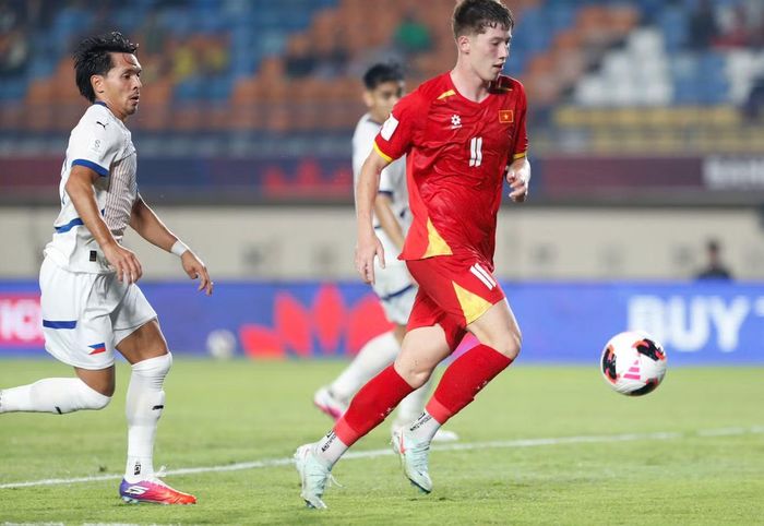 Tân binh 19 tuổi Williams Minh Hoàng được gọi tên sau trận Việt Nam thắng Philippines. Ảnh: Hữu Phạm.
