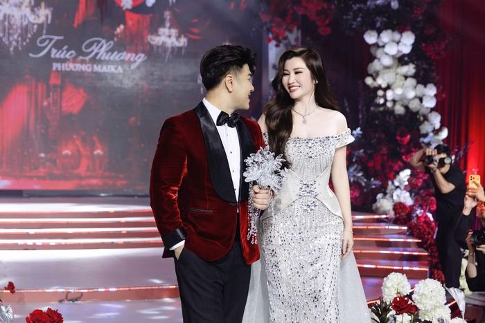  Mở đầu buổi tiệc, thông điệp về tình yêu trưởng thành được gửi gắm qua thước phim pre-wedding, kể lại chặng đường cả hai gặp gỡ và quyết định xây dựng tổ ấm khi đã đủ chín chắn. Điểm nhấn của phần lễ là khoảnh khắc màn hình LED tách đôi, Akira Phan xuất hiện trên sân khấu, cất giọng hát ca khúc Mọi chuyện anh lo - bài hát do anh đặt sáng tác tặng bạn đời. 