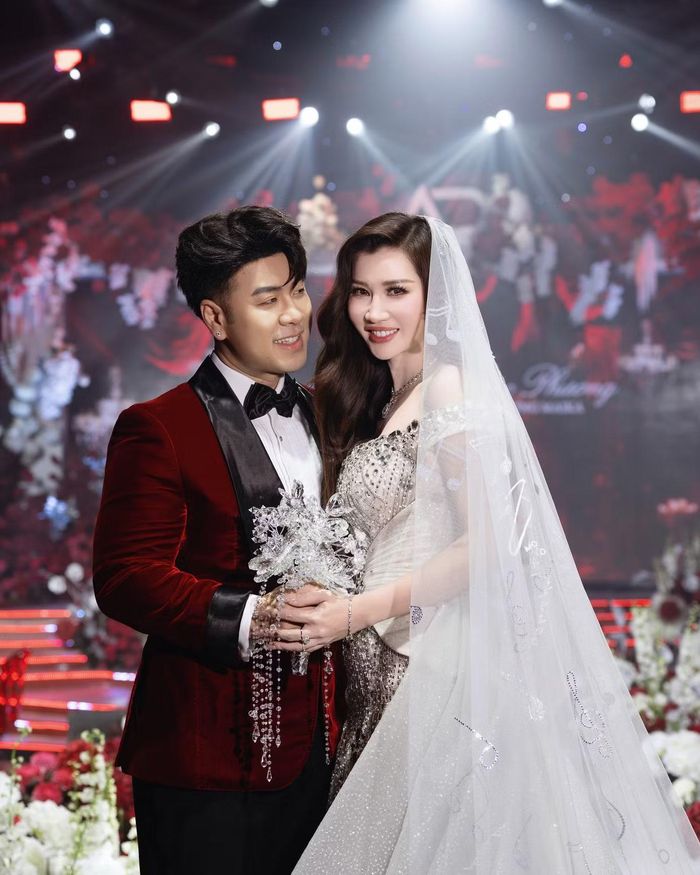 Trong giai điệu ngọt ngào, nam ca sĩ bước xuống đón cô dâu Phương Maika tiến về sân khấu. Cả hai dành cho nhau lời thề nguyện trước sự chứng kiến của người thân và bạn bè.
