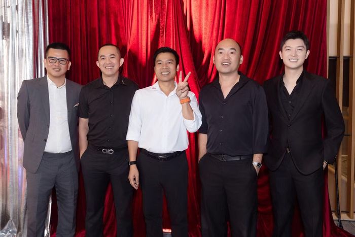 Diễn viên Tiến Luật (thứ hai từ phải sang) cùng bạn bè tới dự đám cưới Akira Phan.