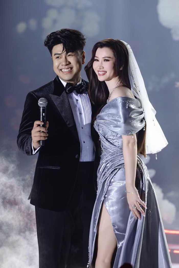  Akira Phan tên thật là Phan Võ Thanh Hùng, 41 tuổi. Anh bước vào showbiz năm 2010 và ghi dấu với loạt bản hit như Lời nguyền, Mùa đông không lạnh, Mong kiếp sau vẫn là anh em. Năm 2015, một chấn thương đứt dây chằng khi chơi bóng đá khiến anh phải tạm dừng sự nghiệp ca hát trong thời gian dài. Vợ anh - Trúc Phương, còn được biết đến với nghệ danh Phương Maika, 37 tuổi, quê Khánh Hòa, hiện kinh doanh trong lĩnh vực dược phẩm. 
