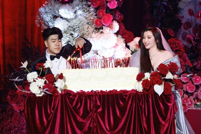 Cả hai cũng cùng nhau thực hiện nghi thức thắp nến bánh cưới.