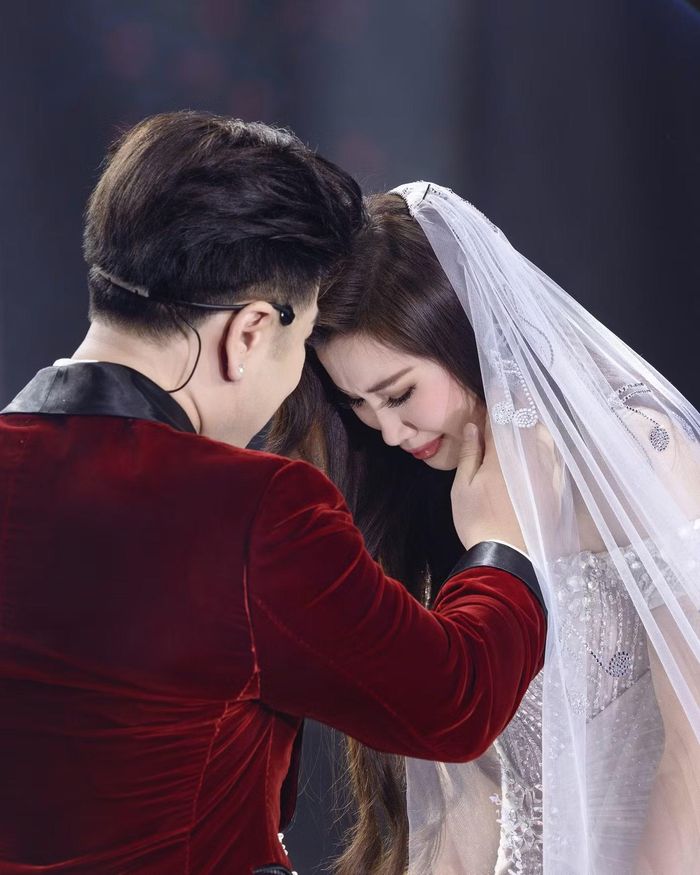 Akira Phan nói: “Cảm ơn em vì đã thấu hiểu như chuyên gia tâm lý, để một người kiệm lời như anh đêm nào cũng có đủ thứ chuyện trên đời để tâm sự, cười giỡn cùng em mà không biết chán, giúp anh giảm căng thẳng và giữ lửa đam mê với nghề”.