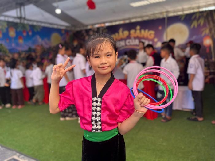 Trong ngày hội đầu tiên dưới mái trường mới, niềm vui của em Lương Minh Châu, học sinh lớp 3A2, dân tộc Thái dường như có mặt ở khắp sân trường.