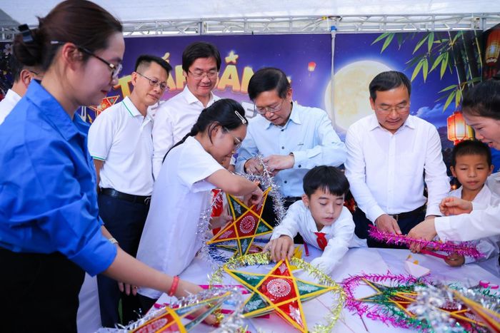 Đồng chí Trần Quang Dũng - Phó Bí thư Thường trực Đảng ủy PETROVIETNAM và các đại biểu tham gia hoạt động vui chơi, trải nghiệm cùng các em học sinh.