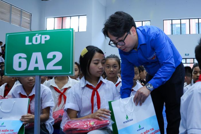 Bí thư Đoàn Thanh niên PETROVIETNAM Phạm Đăng An trao quà cho các em học sinh.