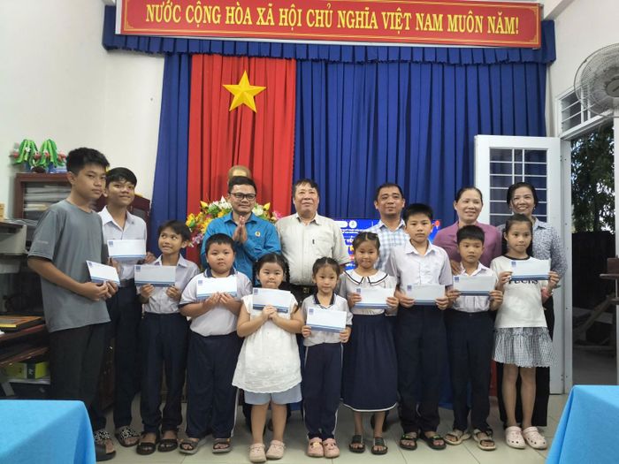 Công đoàn Cơ sở PV Shipyard phối hợp cùng Hội Cựu chiến binh xã Long Hải tổ chức chương trình “Gắn kết yêu thương - Vui Tết Trung thu” tại ấp Hải Tân