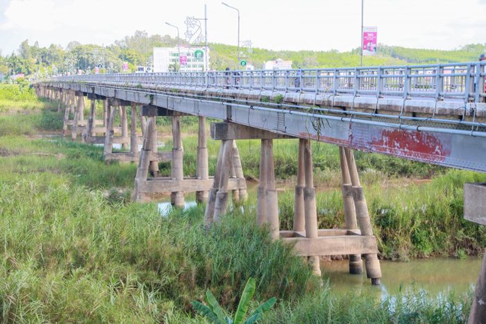 Cầu Trà Khúc 1 hiện hữu được xây dựng cách đây hơn 60 năm.