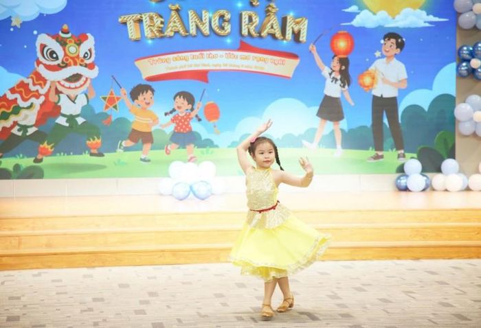 Các tiết mục văn nghệ đặc sắc của con em CBCNV hai nhà trường.