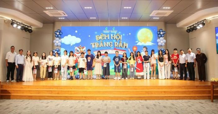 Lãnh đạo PVU, PVCollege trao tặng các em nhỏ quà Trung thu