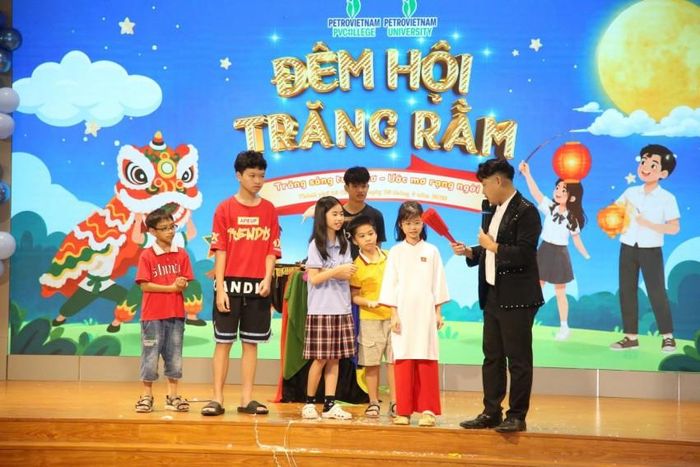 Các cháu thiếu nhi giao lưu với ảo thuật gia.